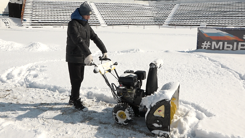 На стадионе «Динамо» накануне матча очистили от снега футбольный газон