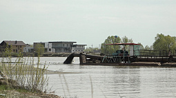 В Барнауле  на городском пляже установили земснаряд