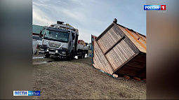 Ураганный ветер в Завьяловском районе перевернул два гостевых домика
