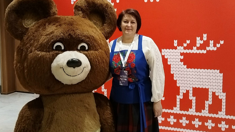 Павлопасадские платки, доставшиеся в наследство, помогли жительнице Кытманово победить во всероссийском конкурсе