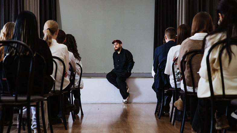 Главный режиссёр краевого театра драмы провёл урок для старшеклассников