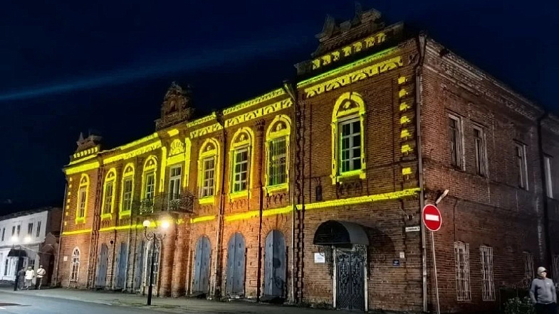 В историческом центре Бийска на объектах культурного наследия сделали красочную подсветку