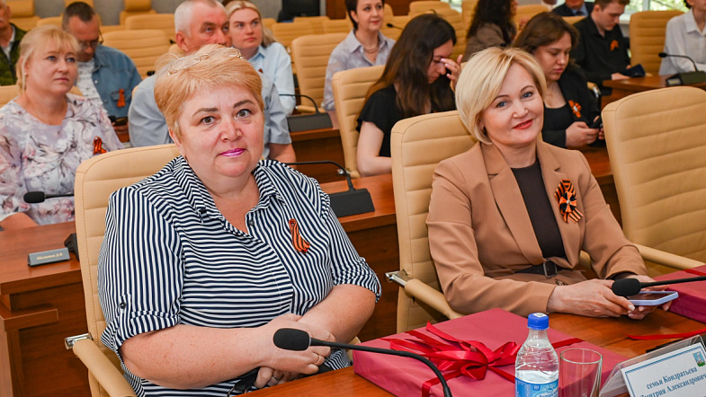 В Барнауле вручили награды семьям участников СВО и волонтёрам, которые поддерживают бойцов