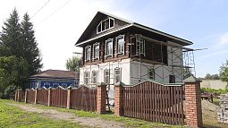 В Усть-Пристани два года восстанавливают бывший доходный дом конца XIX века