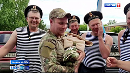 Алтайский боец СВО феерично встретил жену и четвёртого сына из роддома