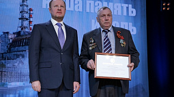 Губернатор Виктор Томенко наградил ликвидаторов Чернобыльской катастрофы