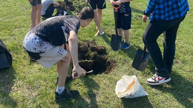 «На одно уничтоженное дерево – посадить два»: как житель Заринска делает город вечнозелёным