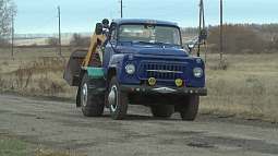 Самодельщик из алтайского села собрал грузоподъёмную телегу-грузовик с сердцем трактора и колёсами самолёта