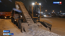 В Барнауле дорожная служба устраняет последствия снегопада
