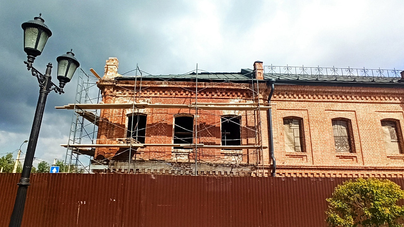 В Барнауле кот наследил в истории: при реставрации универмага Суховых нашли кирпич с кошачьим отпечатком