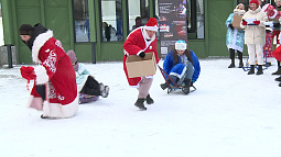 В парке «Изумрудный» прошёл забег Дедов Морозов и Снегурочек