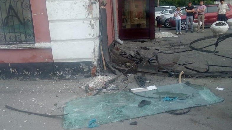 В Барнауле пассажирский автобус, стоявший на парковке, дал газу и снёс столб