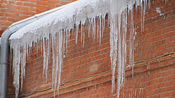 В Алтайском крае введут ответственность за сосульки на административных зданиях и торговых центрах