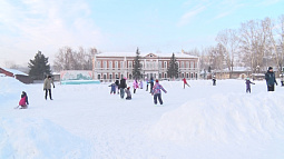 Каток на архиерейском подворье в Бийске стал популярным местом отдыха на зимних каникулах