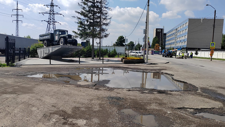В Барнауле несколько лет «не замечают» огромную лужу у легендарного памятника
