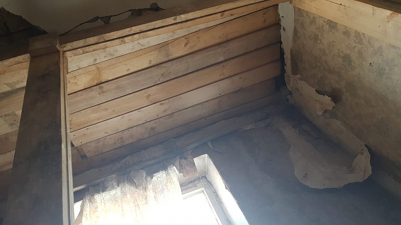 В Барнауле в квартире многодетной матери-одиночки рухнул потолок