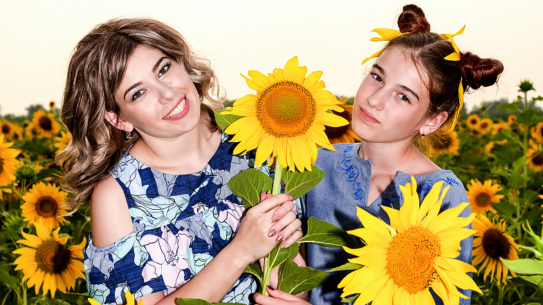 На Алтае начался сезон фотосессий в подсолнухах