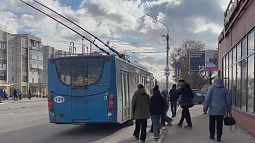 Жители Рубцовска теперь меньше стоят на остановках общественного транспорта