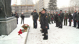 23 февраля первые лица края и обычные барнаульцы возложили цветы к Мемориалу Славы