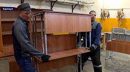 Заключённые барнаульской колонии сделали мебель для Ребрихинской средней школы