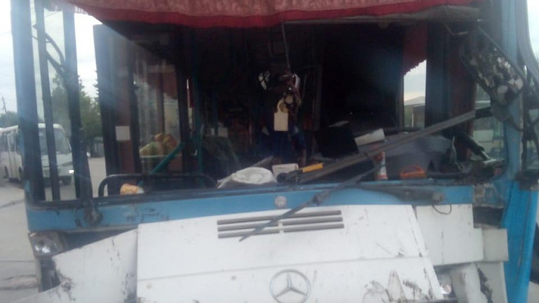 В Барнауле пассажирский автобус, стоявший на парковке, дал газу и снёс столб