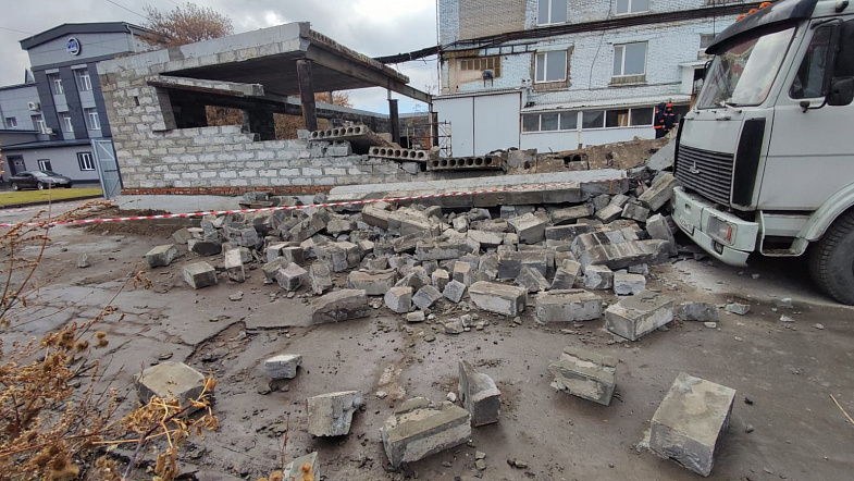 На одной из строек Барнаула упали бетонные плиты. Погибли двое рабочих