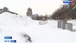 Практически в центре Барнаула три переулка неделю находились в снежной блокаде