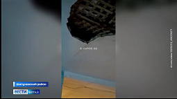 Неубранный и подтаявший снег на крыше мог стать причиной обрушения потолка в школе в селе Быково