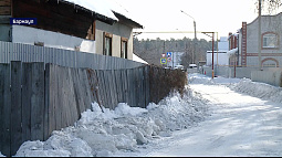 Забор стал источником опасности для пешеходов на улице Нахимова в посёлке Новосиликатный