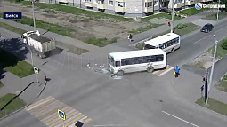 В Бийске столкнулись грузовик и пассажирский автобус. Есть пострадавшие