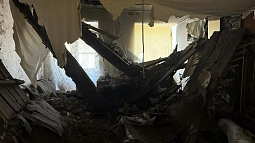 Следственный комитет и прокуратура обследуют двухэтажный дом в Рубцовске, где на ребёнка упал потолок