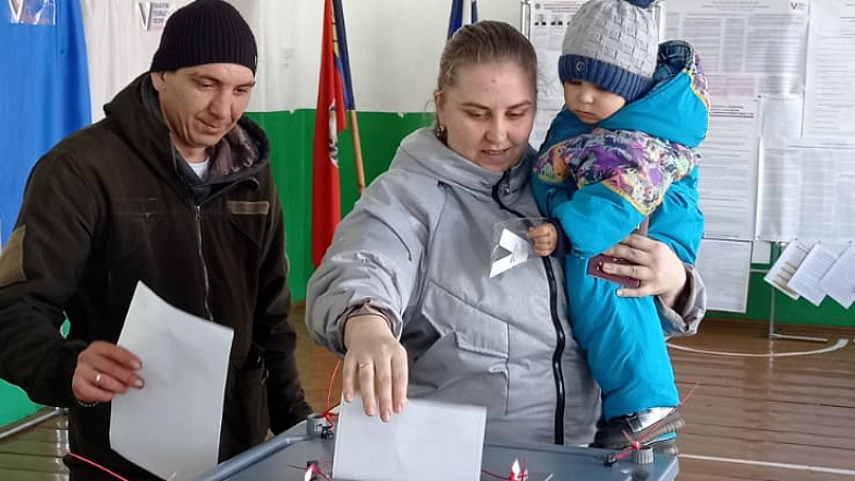 Второй день выборов в Алтайском крае: люди идут голосовать семьями и коллективами