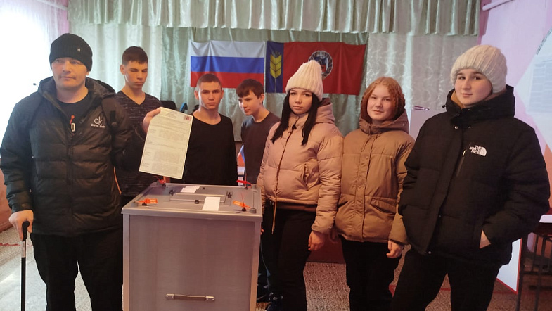 Фоторепортаж: Алтайский край голосует за президента