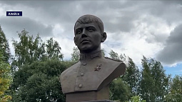 В Алейске установили бюст Героя РФ, участника СВО Романа Блинова