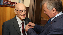 Председатель АКЗС вручил знак «Житель блокадного Ленинграда» 91-летнему барнаульцу Виктору Мостакову