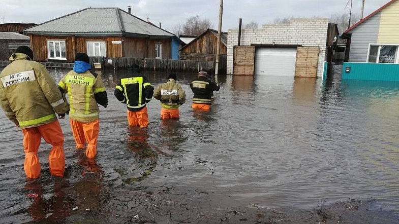 Более 2500 человек спасателей, пожарных, полицейских помогают населению в дни паводка