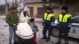 Барнаульские сотрудники ДПС навестили малыша, которому помогли появиться на свет
