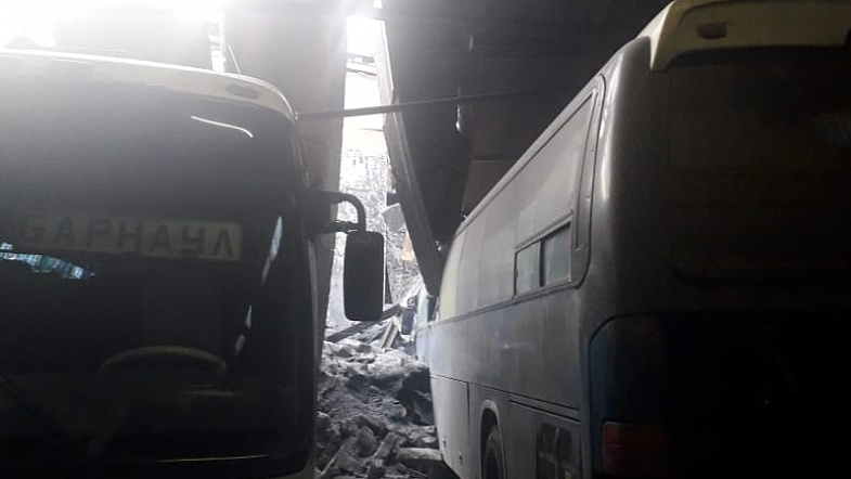 В Барнауле на пассажирские автобусы рухнула крыша автобазы