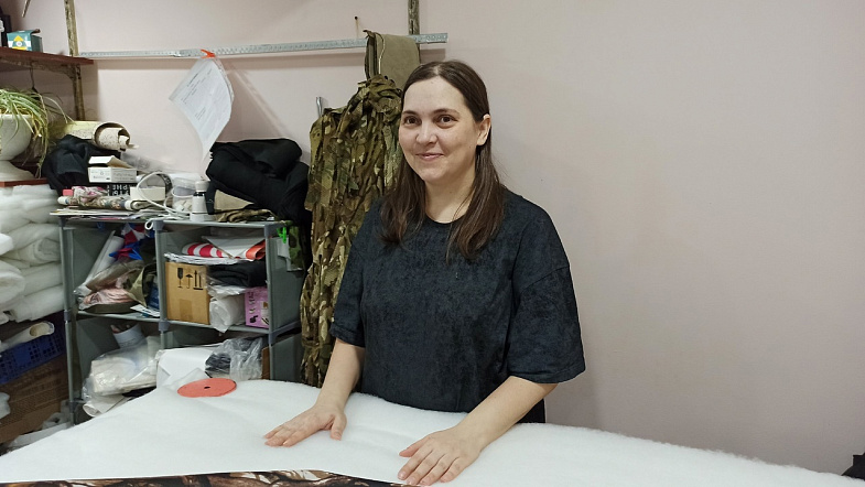 В Барнауле женщины-волонтёры шьют удобную одежду для раненых участников СВО