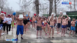 В парке «Изумрудный» 110 барнаульцев облились ледяной водой для рекорда