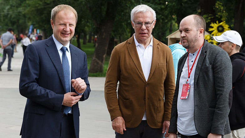 Фетисов признался губернатору Томенко, что пьёт сейчас только алтайскую воду
