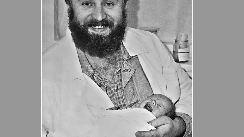 Барнаульский парень создал тысячи надписей «Авторадио», но уже несколько лет не выходит из дома