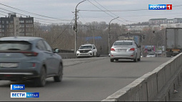 В Бийске на коммунальном мосту начали ремонтировать дорожное покрытие