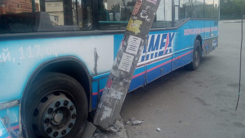 В Барнауле пассажирский автобус, стоявший на парковке, дал газу и снёс столб