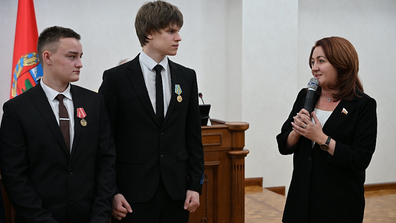 В АКЗС сегодня наградили двух подростков за героические поступки