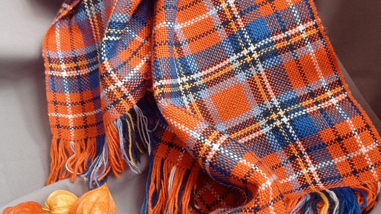 Жительница Тогульского района научилась ткать шарфы и палантины и теперь продаёт их по всему миру 