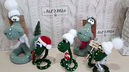 Рукодельница из села Родино продаёт символы наступающего года, которые делает из пряжи и проволоки