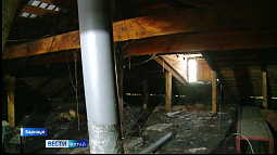 После каждого дождя в квартирах двухэтажки в Затоне образуются лужи