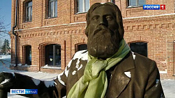 Две жительницы Барнаула навязали тёплых шарфов городским скульптурам