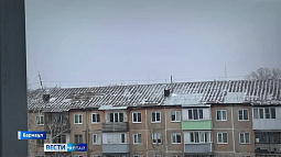 Жители барнаульской многоэтажки просят залатать крышу, через которую видно небо